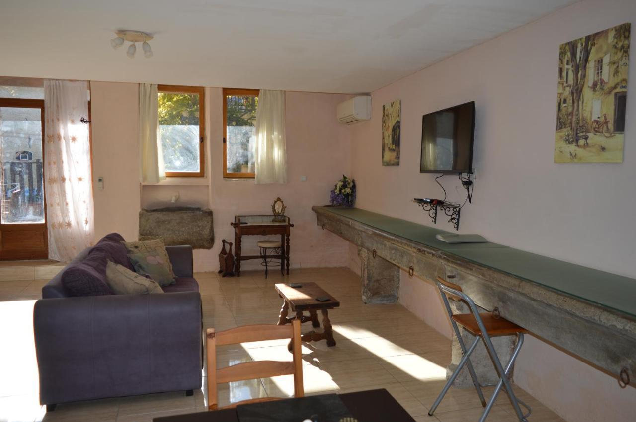 Le Studio Apartment Azille Exterior photo