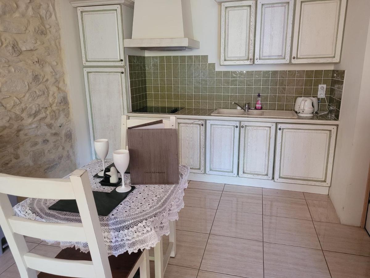 Le Studio Apartment Azille Exterior photo